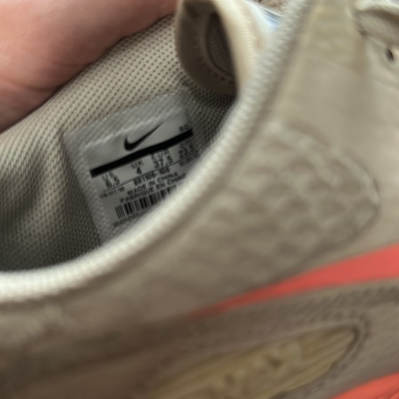 A Nike shoes in size 6.5 in beige color - Picture 4 of 4